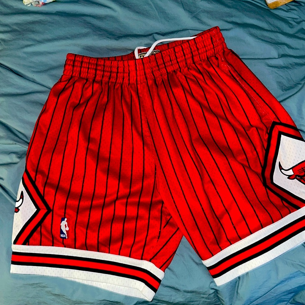 Large Mitchell & Ness Swingman shorts